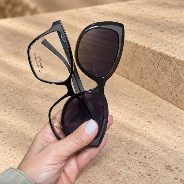 Óculos de sol feminino preto estilo gatinho com lentes escuras visto de frente