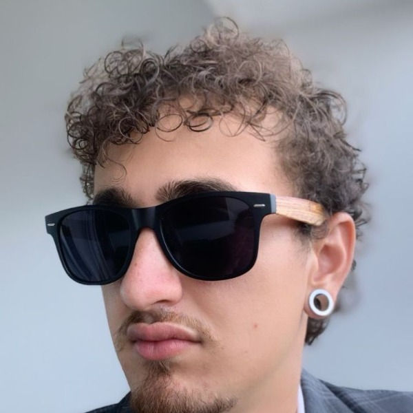 Miniatura: Óculos de sol masculino quadrado preto com haste em madeira no rosto