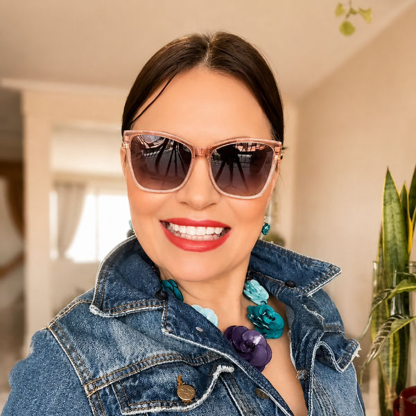 Miniatura: Mulher madura usando óculos solar quadrado maxi rosê com proteção UV.