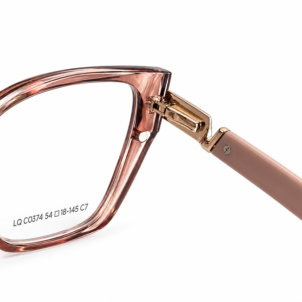 Detalhe lateral do óculos feminino Saja Fiore Rosé com dobradiça metálica dourada e haste rosé