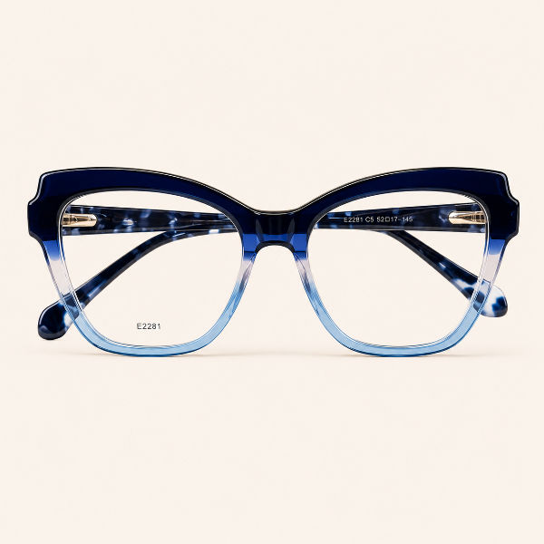 Óculos de grau feminino gatinho Chianti Intenso em acetato com efeito degradê azul royal e base translúcida.