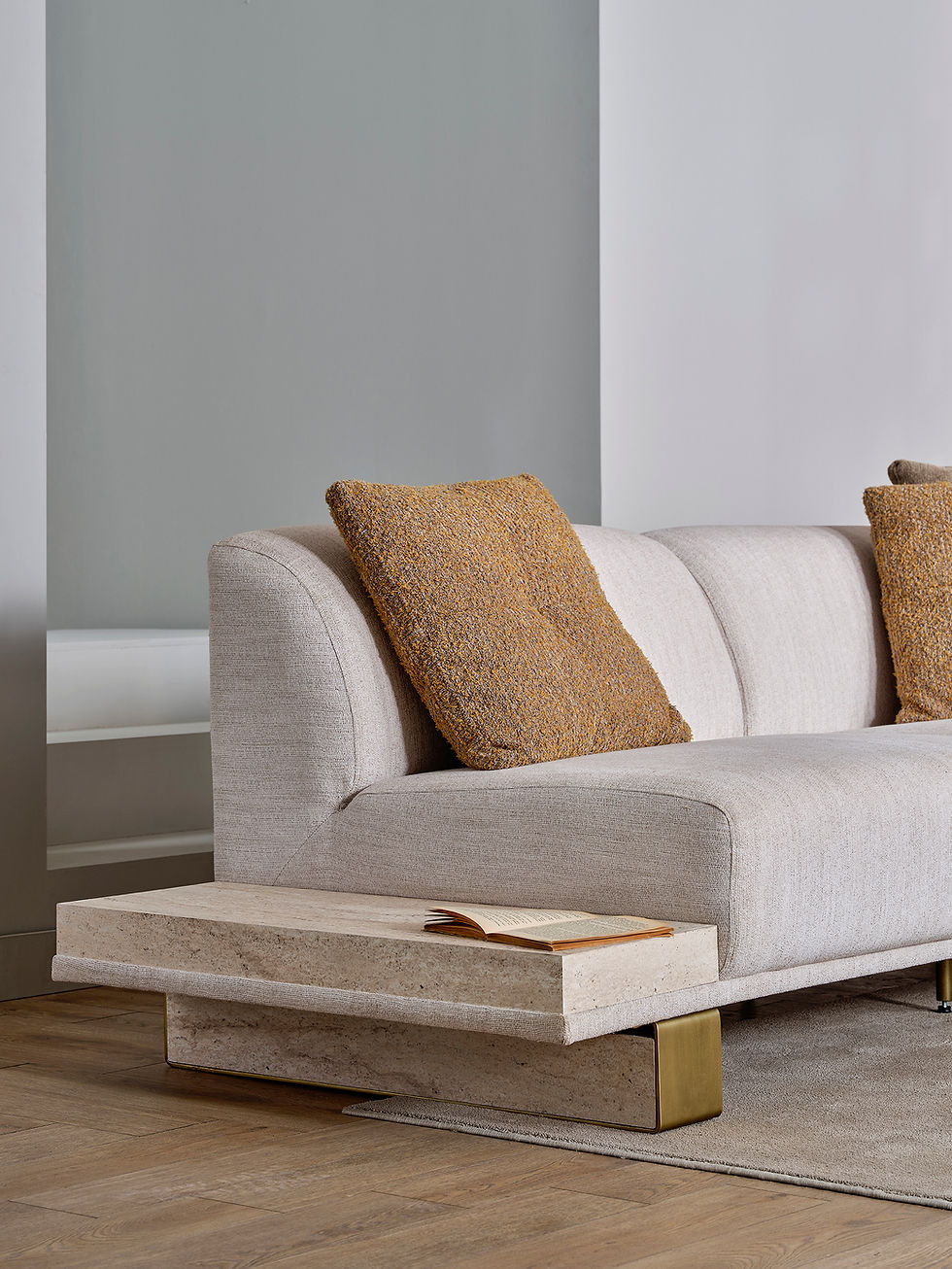 Miniaturbild: Detailaufnahme der Armlehne und hochwertigen Stoffpolsterung des Rita Sofas