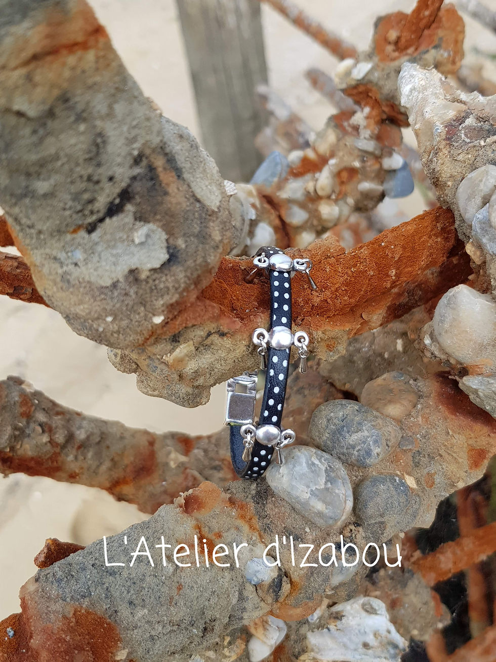 Miniature : Bracelet femme cuir noir à pois et breloques gouttes d'eau !