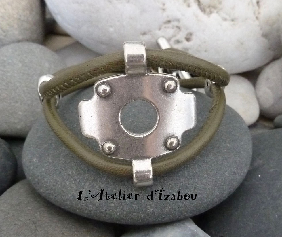 Bracelet chic et original cuir rond kaki et son passant industriel, fermoir croc