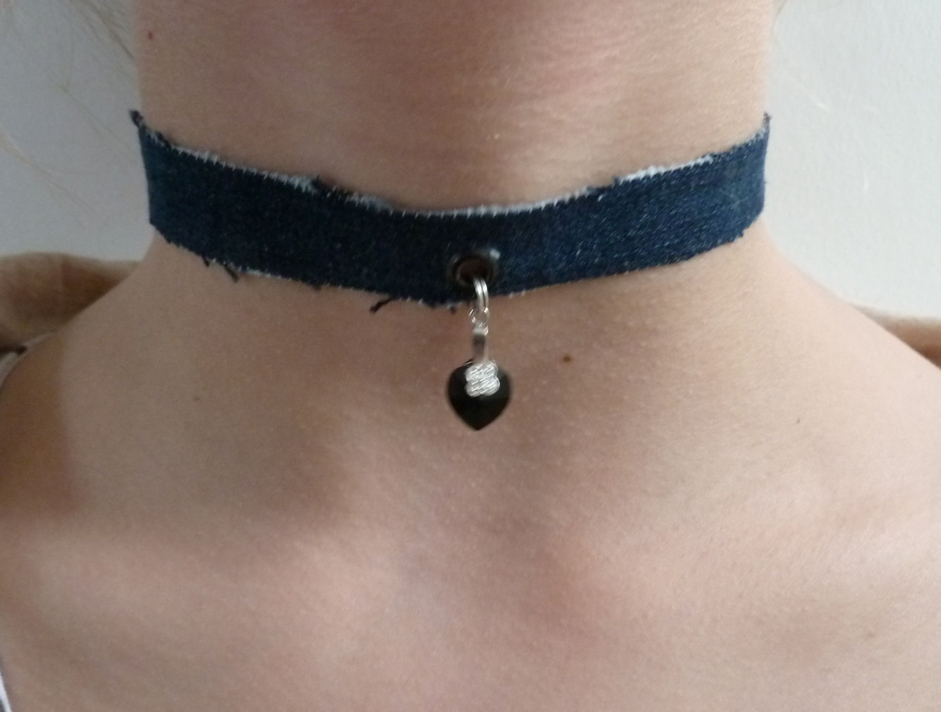 Collier chocker ras de cou Jean's et son pendentif coeur noir swarovski fermoir