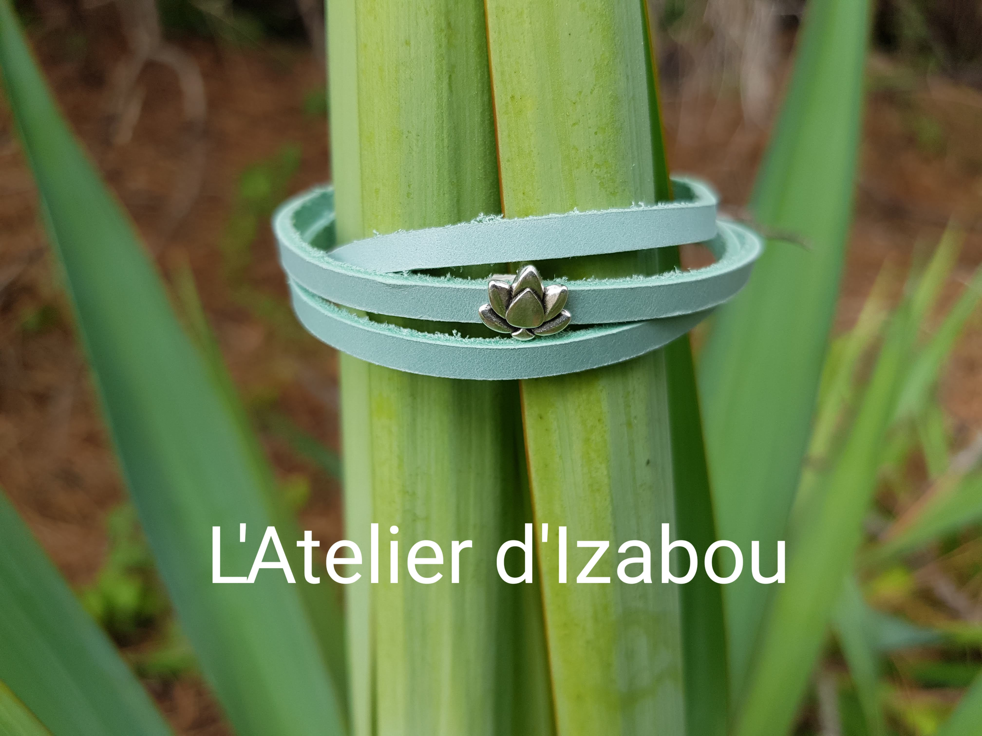 Bracelet zen multitours fleur de motus et cuir vert
