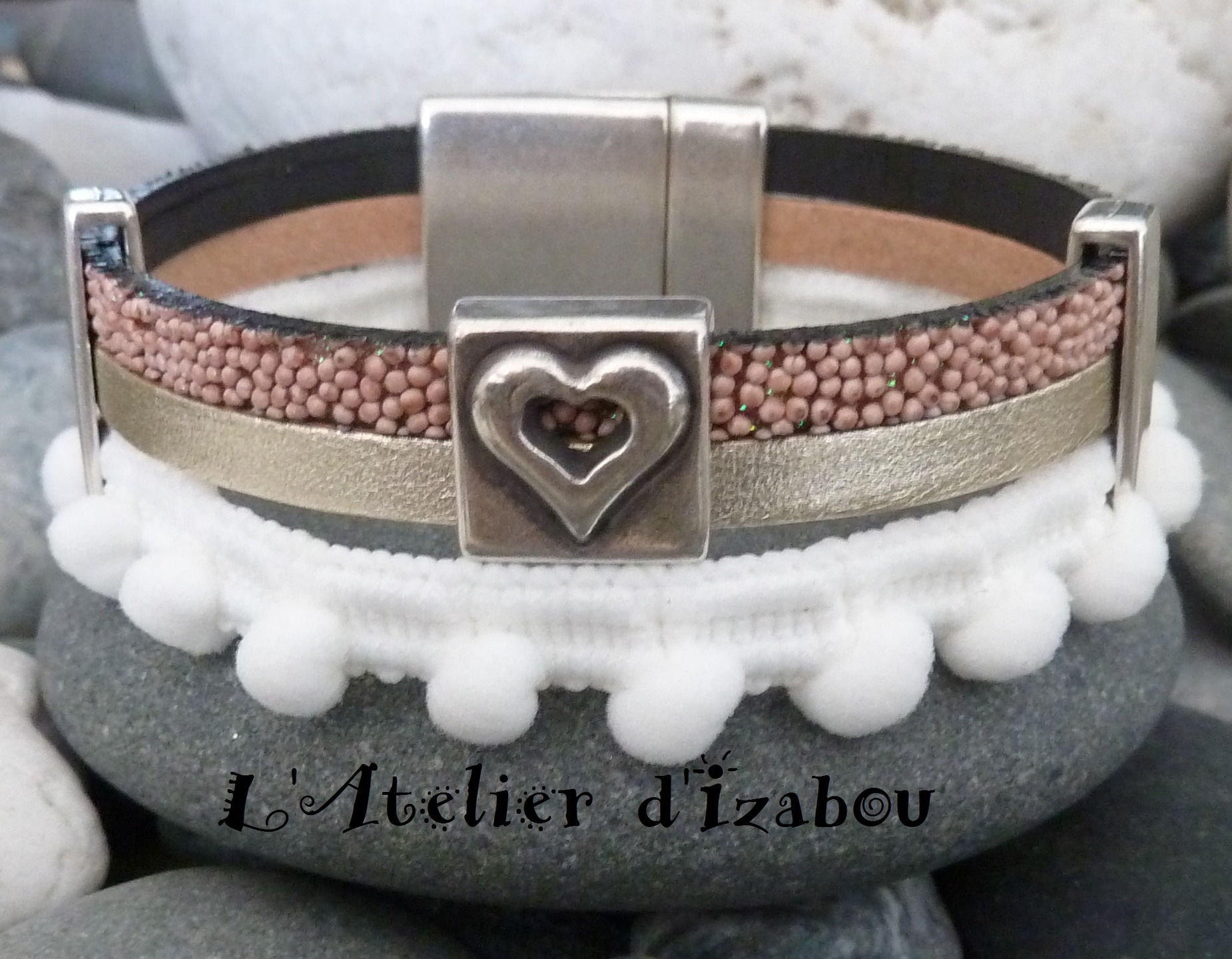 Bracelet original artisanal femme galon à pompons, cuir satiné argenté