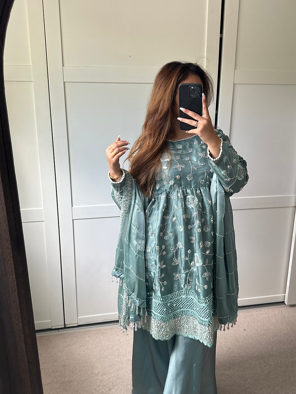 Thumbnail: Lina Cutdana Suit