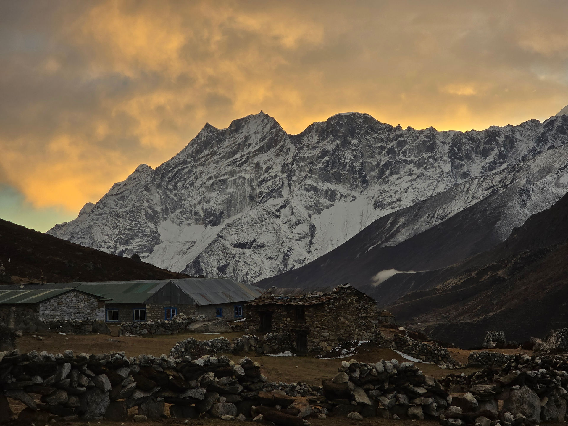 Amazing sunset - Trekking Nepal - Himalayas - Base Camp - Three Passes - Kathmandu - Travel