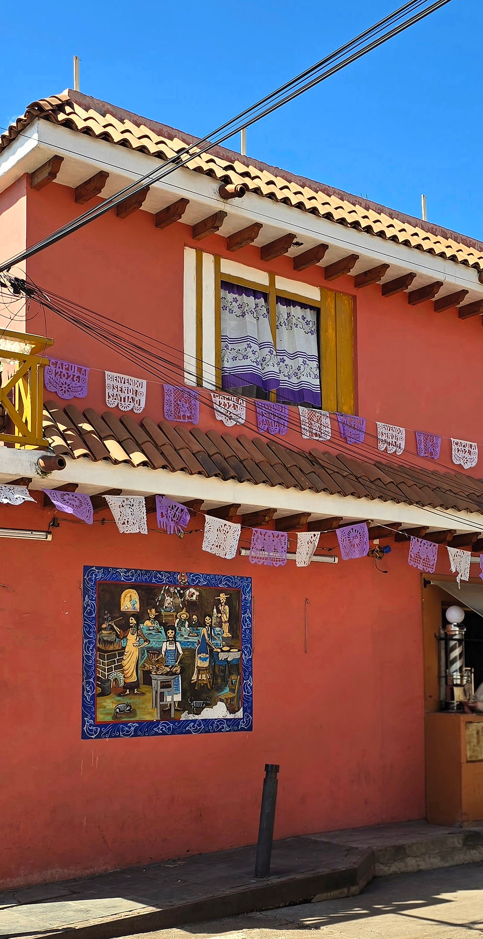 Facha de una tienda en Capula, Michoacán.