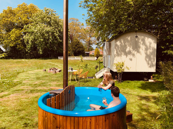 Hideaway Hut & Hot Tub at Somerleyton Meadows