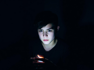 Les écrans chez l’adolescent : entre refuge, lien social et retrait du monde extérieur