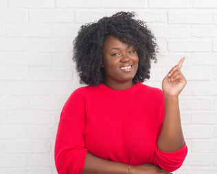 black woman points to the right representing the things you can learn from our private pactice marketing e-course