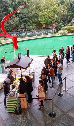 Foto de um dia de vendas em nosso kartfood com uma grande fila