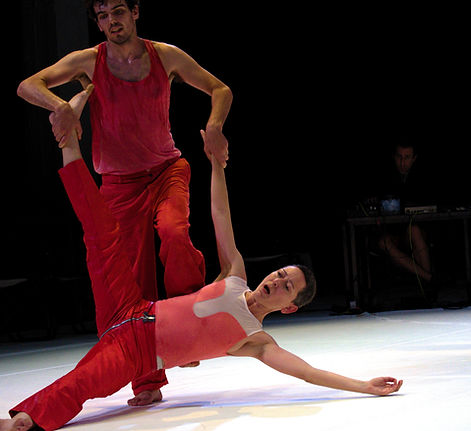 performance "painfully painless" by Androniki Marathaki | 2023, Athens & Epidavrus Festival | photo by kostis kallivretakis | with Eltron Petri, Sofia Pouchtou, Despoina Sanida-Krezia, Despina Chatzipavlidou