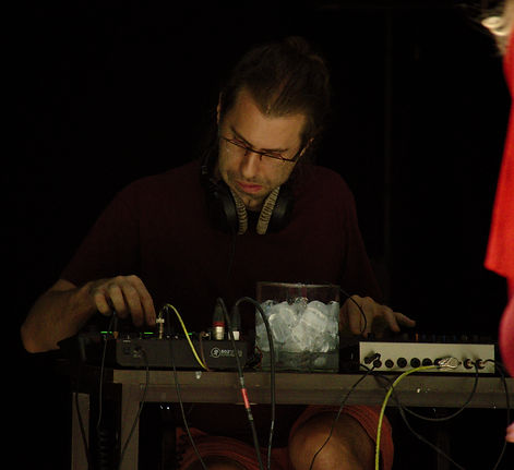 performance "painfully painless" by Androniki Marathaki | 2023, Athens & Epidavrus Festival | photo by kostis kallivretakis | with Eltron Petri, Sofia Pouchtou, Despoina Sanida-Krezia, Despina Chatzipavlidou, Jannis Anastasakis