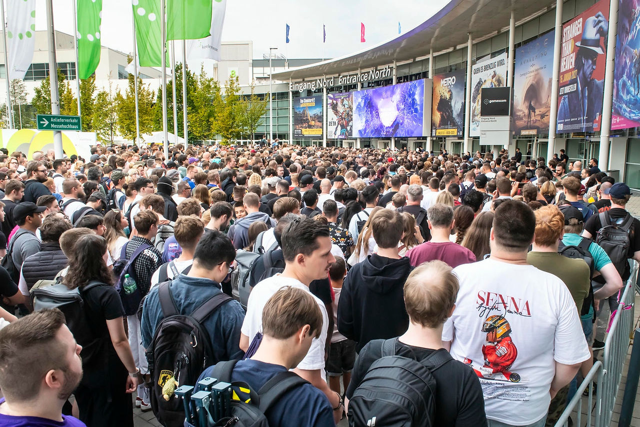 Crowds in front of gamescom 2026 entry