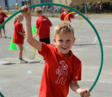 Kind met hoepel