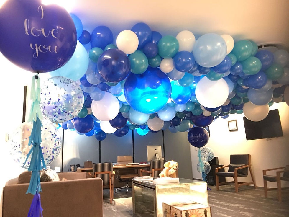 Decoración con globos en techo