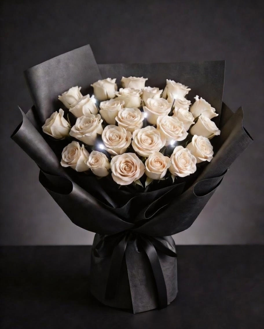 Starred.Rose 25nín 白玫瑰花束，黑色高級包裝搭配 25 朵經典白玫瑰，花間點綴 LED 星光燈飾，展現極致純潔與奢華永恆感。