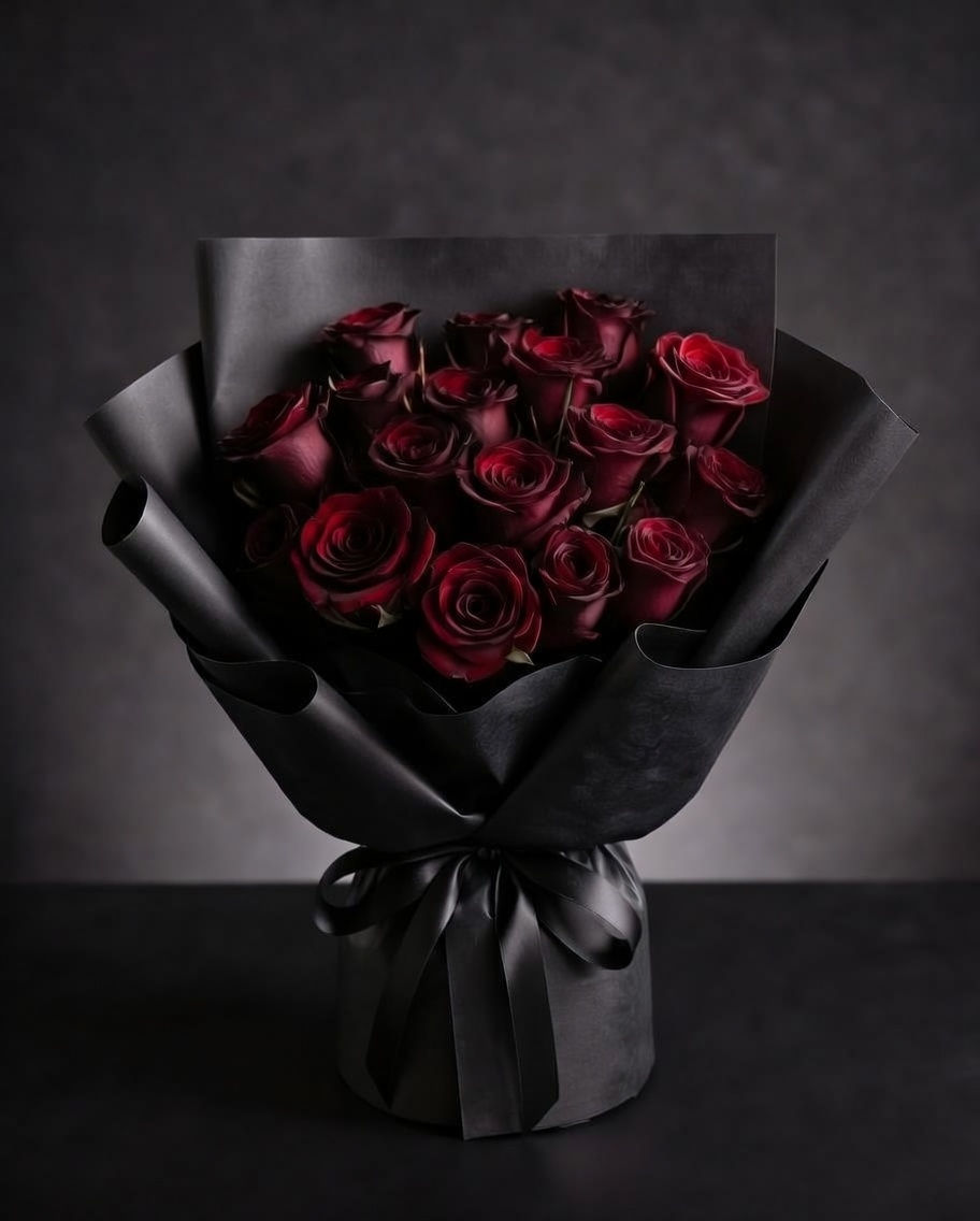 Starred.Rose No.16 深紅玫瑰花束，黑色高級絲絨感包裝搭配 16 朵深紅色玫瑰，花瓣間散發點點星光效果，展現極致深邃與奢華浪漫感。