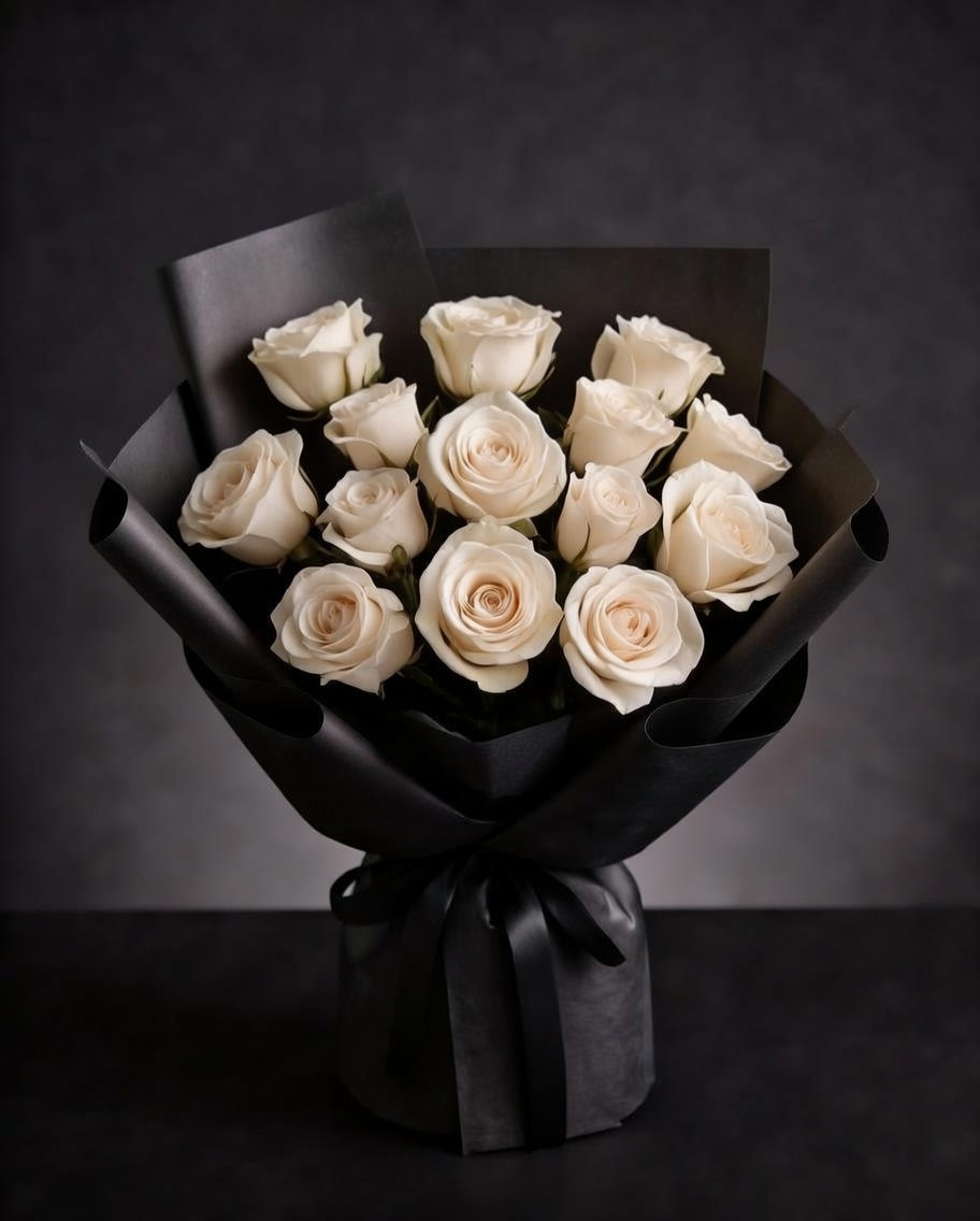Starred.Rose No.14 白玫瑰花束，黑色高級質感包裝搭配 14 朵純白玫瑰，花瓣間散發點點星光效果，展現聖潔優雅與高端浪漫感。