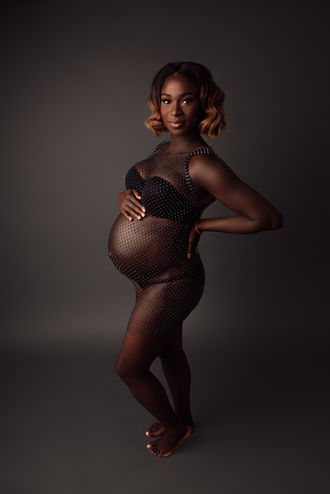 Maternity session in Perth. Perth family photographer. Perth newborn photographer. Newborn photography, family photographer Perth. Best photographer in Perth. Perth baby photographer. Cake Smash, milestone session. Baby, family, maternity photographer, studio photographer