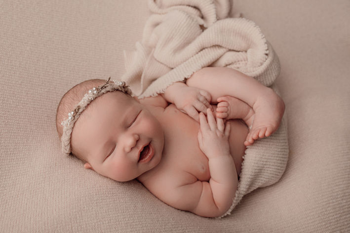 Baby and newborn photography Perth. Perth baby. Perth newborn. Photographer in Perth. Maternity session in Perth. Perth family photographer. Perth newborn photographer. Newborn photography, family photographer Perth. Best photographer in Perth. Perth baby photographer. Cake Smash, milestone session. Baby, family, maternity photographer, studio photographer