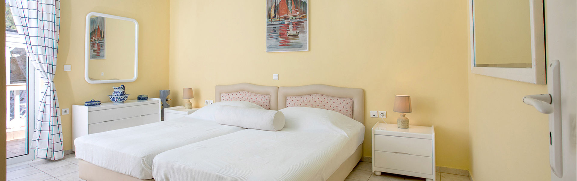 Villa Michel-Angelo, vacational rentals, Karpathos, Greek Islands. Luminous bedroom