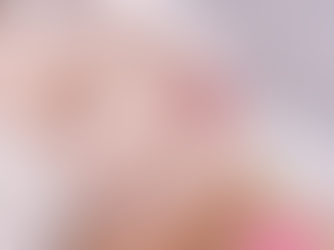 Frau mit Collagen Maske und Vitamin Serum