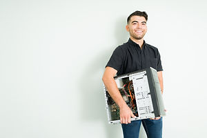 tecnico-feliz-que-siente-emocionado-mientras-lleva-computadora-cpu-reparada-darsela-client