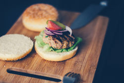 burger-hamburger-onion-tomatoe-80597