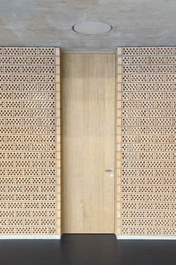 Sanierung und Erweiterung Hort mit Mehrzwecksaal Birmensdorf: Detail Türe zu Zahnputzstelle