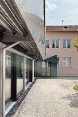 Sanierung und Erweiterung Hort mit Mehrzwecksaal Birmensdorf: Eingang Hort