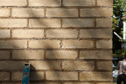 Neubau Schweizerische Botschaft Addis Abeba: lokales Mock-Up (Bild: Christine Wöhner)