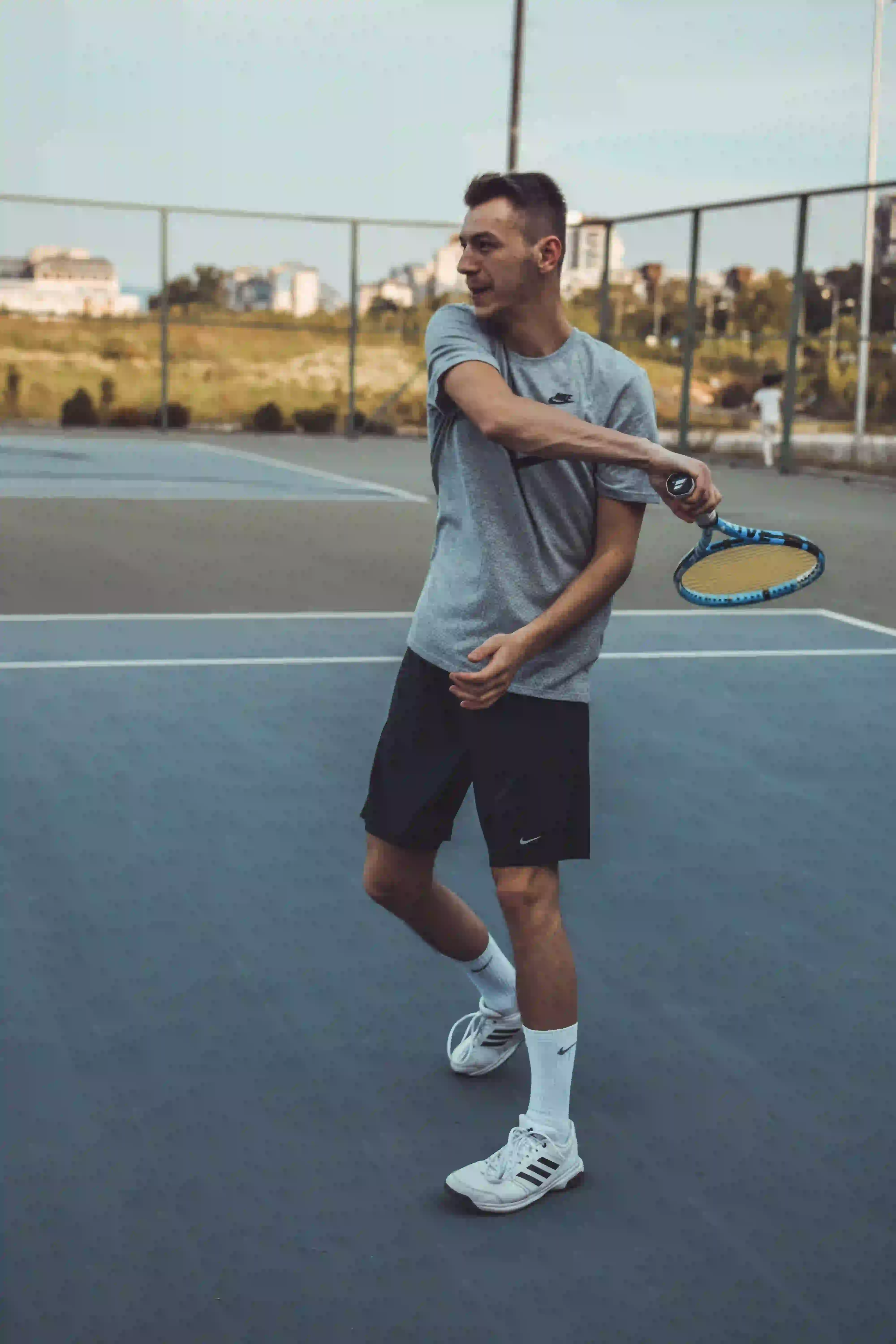 tennis player with tendon pain -kinoveo physiotherapy clinic Kanata