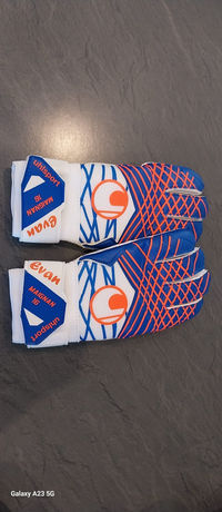 Paire de gants de gardien de but personnalisés avec un prénom inscrit sur le dessus.