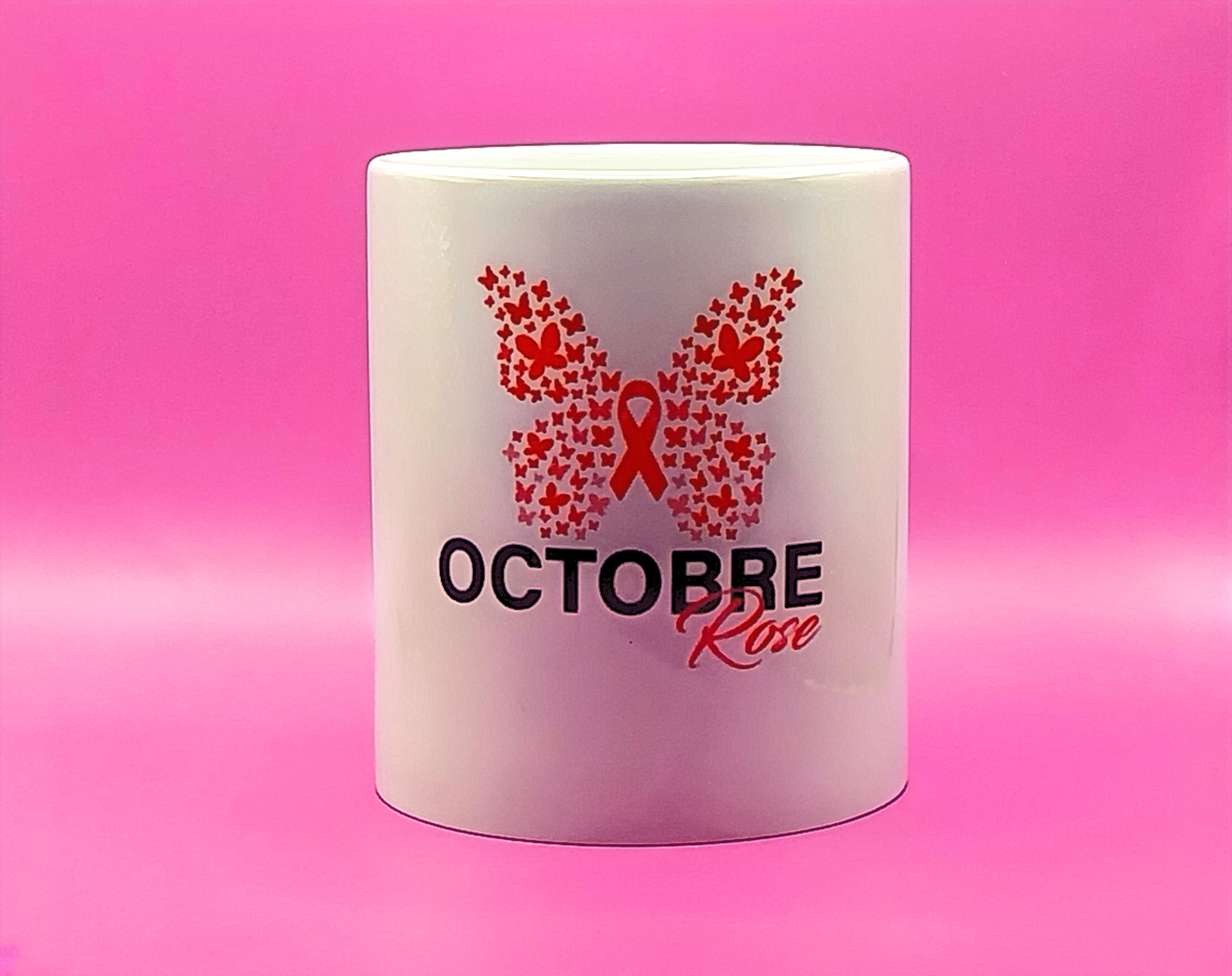 Mug blanc avec un motif papillon et texte "OCTOBRE Rose". FLOCTOP