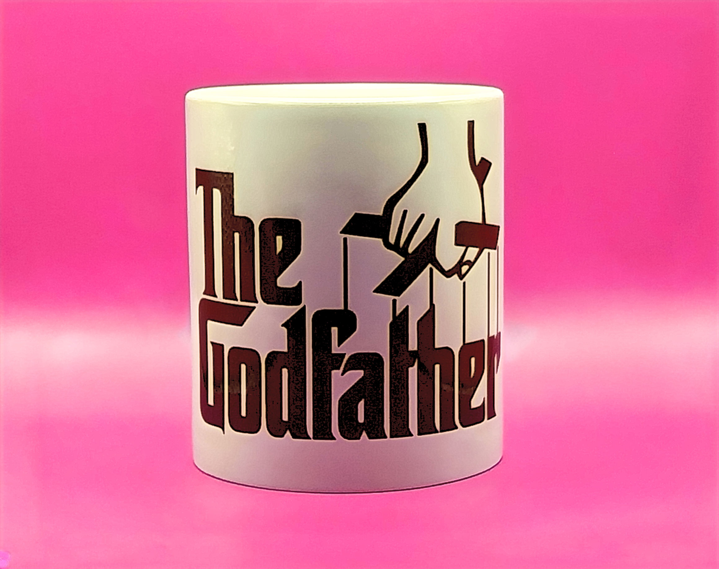Mug The Godfather avec marionnette, sur fond rose. Accessoire de film culte. FLOCTOP