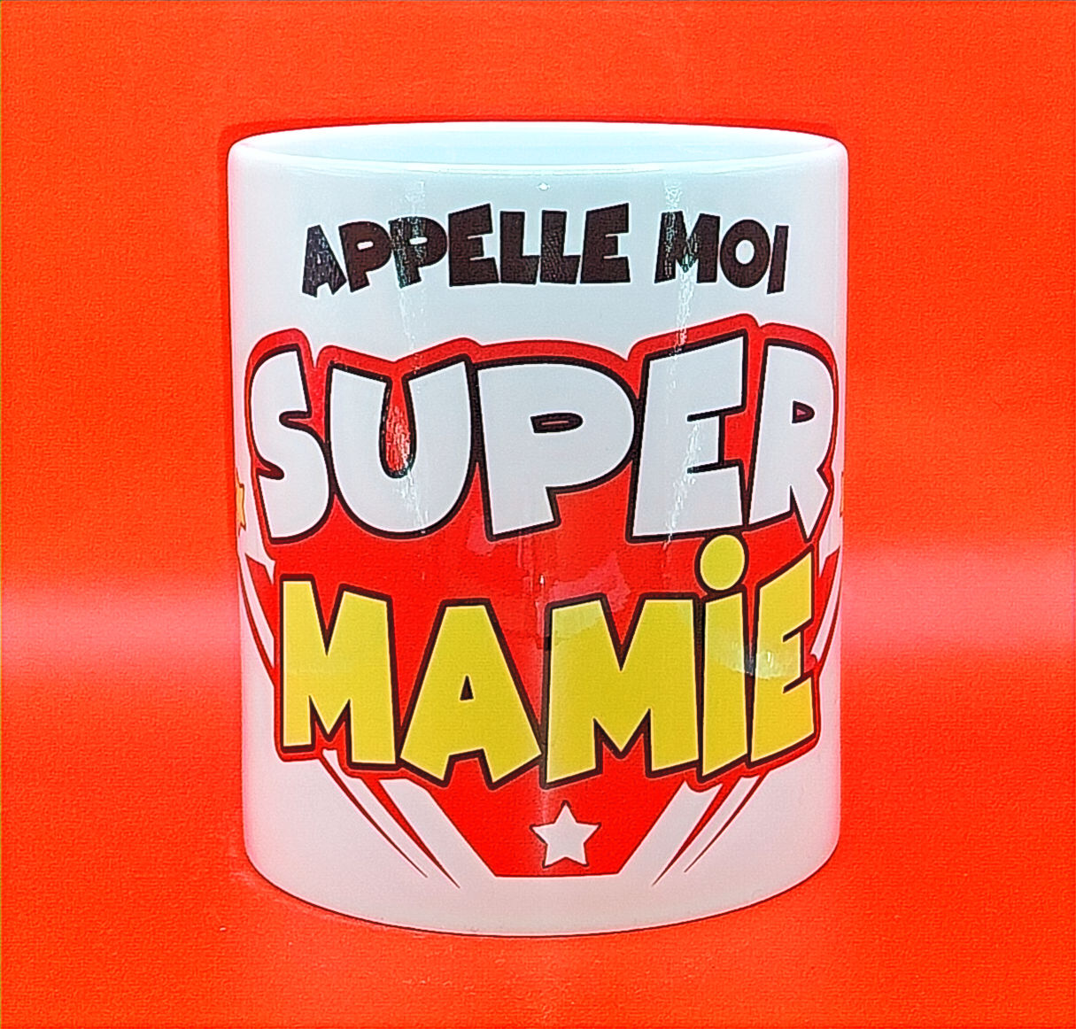 Tasse blanche « Appelle moi SUPER MAMIE » sur fond orange clair. FLOCTOP