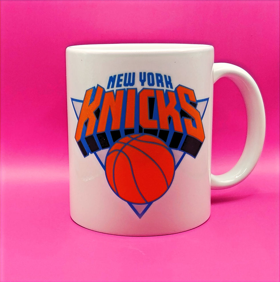 Mug blanc avec le logo New York Knicks et un ballon de basket. FLOCTOP