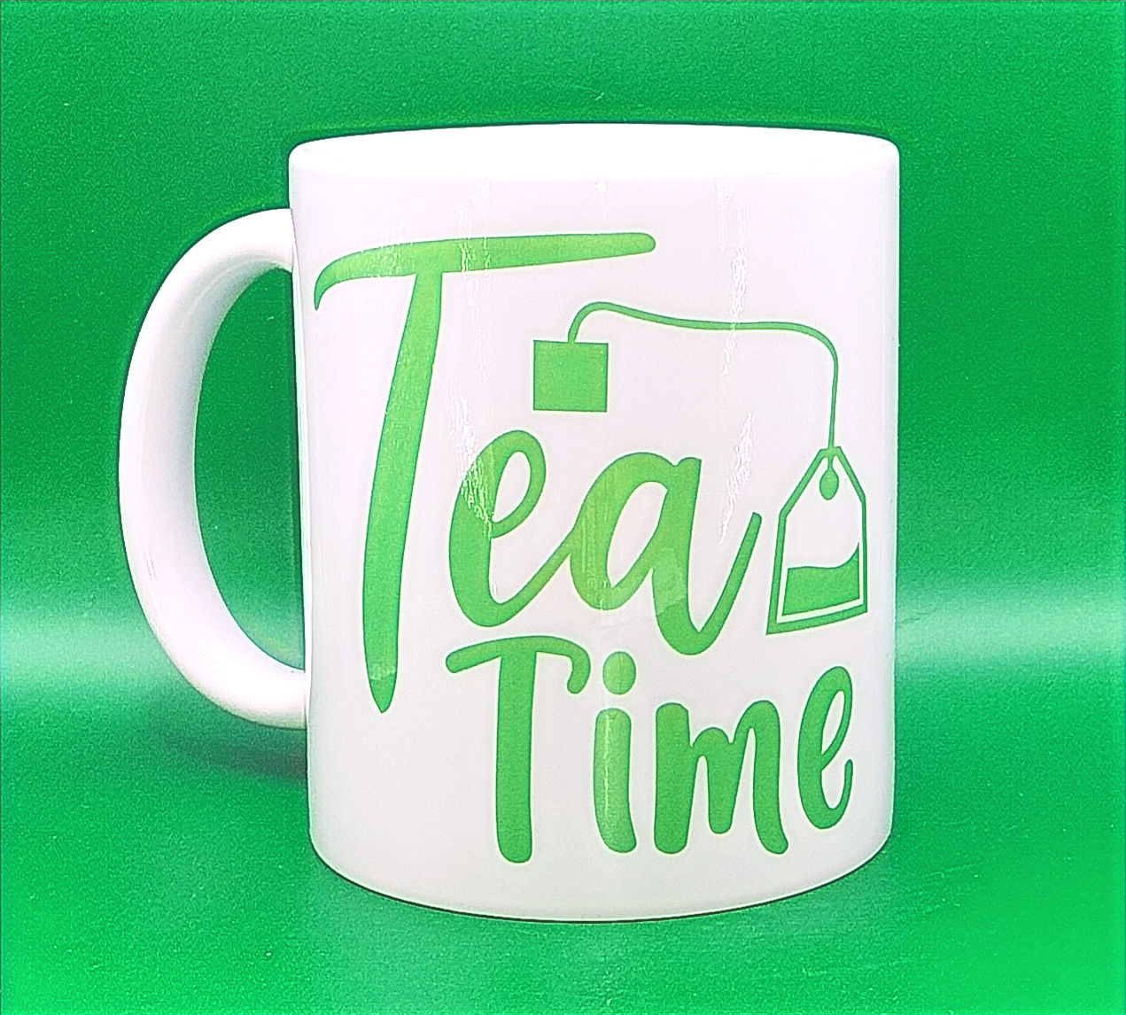 Tasse blanche Tea Time avec un texte vert sur fond vert. FLOCTOP