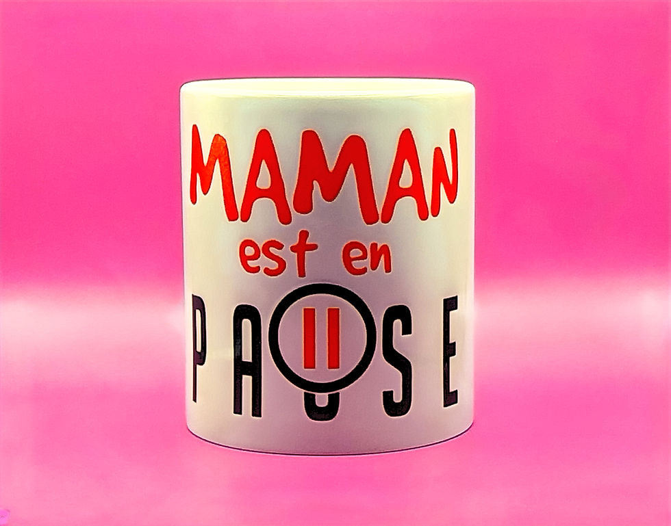 Mug blanc avec texte rouge et noir : Maman est en pause, fond rose.