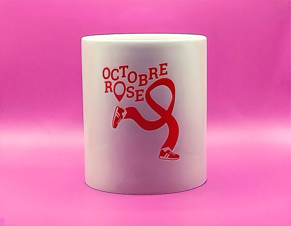Mug blanc avec octobre rose et ruban rouge, symbole de la sensibilisation au cancer.