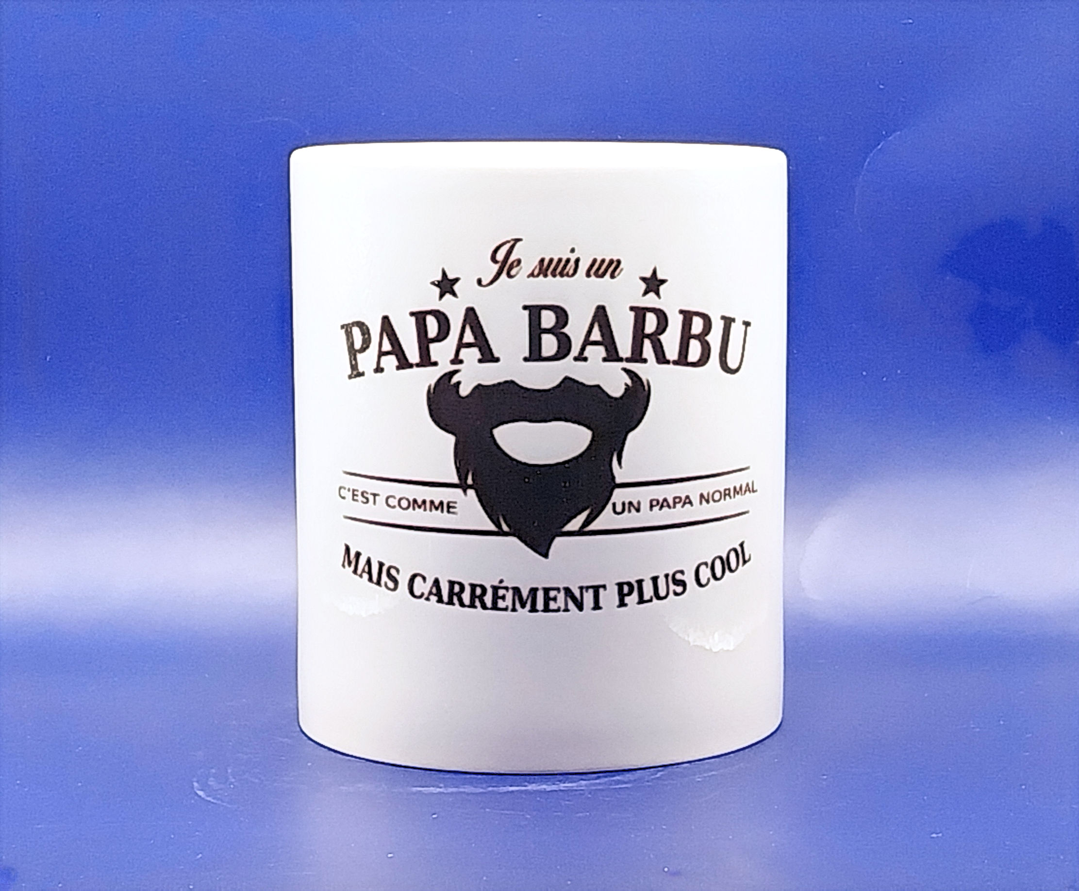 Mug blanc avec texte Je suis un Papa Barbu, plus cool, sur fond bleu.