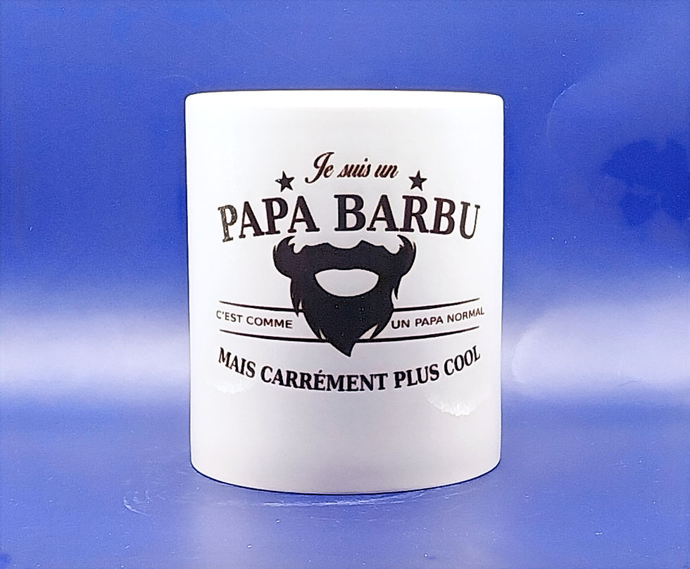 Mug blanc avec texte Je suis un Papa Barbu, plus cool, sur fond bleu.