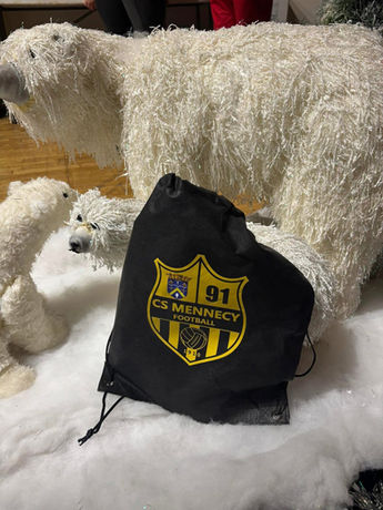 Sac à cordon noir avec le logo blanc du CS Mennecy Football Club imprimé sur le devant.