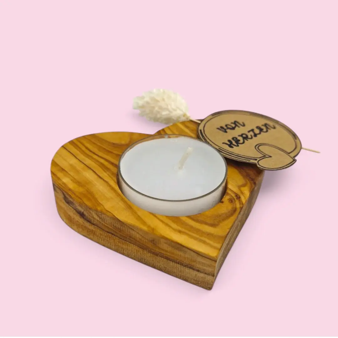 Teelichthalter aus Olivenholz in Herzform