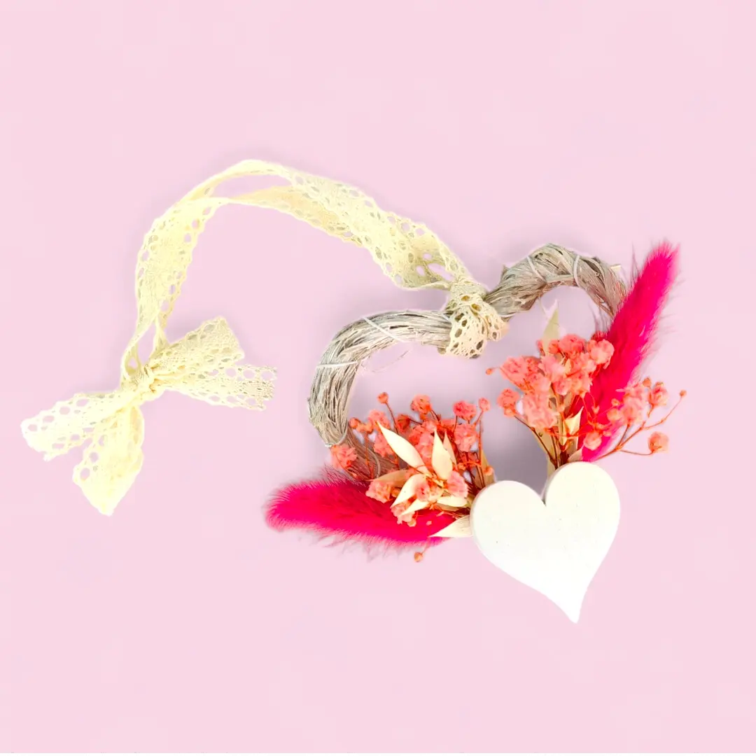 Geschenkanhänger Bastherz mit Trockenblumen himbeer