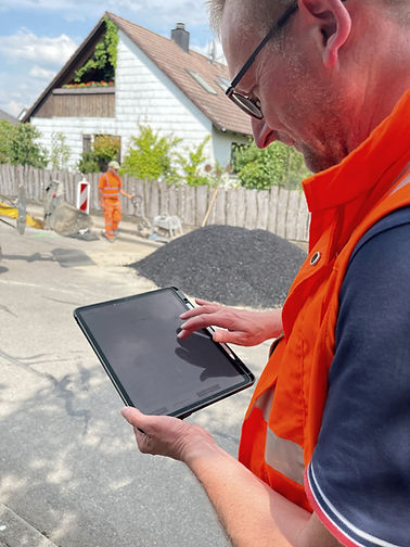 Mitarbeiter nutzt Baustellen-App